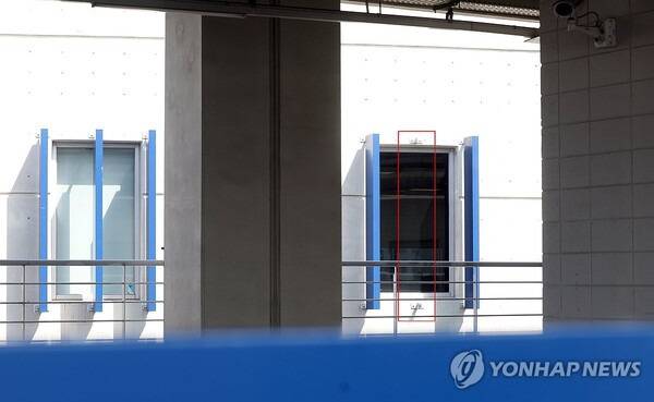 창원NC파크 떨어진 구조물. ⓒ연합뉴스