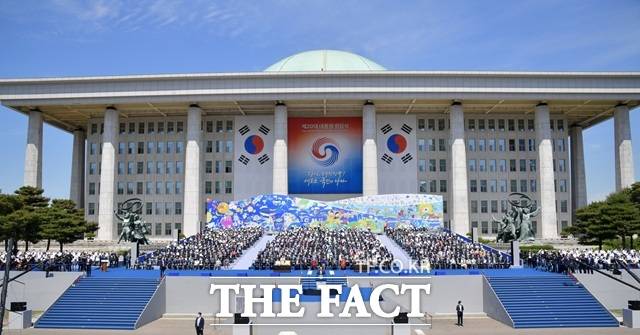 오는 3일 실시되는 제21대 대선을 통해 새로운 대통령이 선출된다. 국정을 책임질 대통령은 진보와 보수 진영 간 갈등과 반목, 소득 양극화와 자산 불평등을 완화해 국민통합에 힘써야 할 책무가 있다. 사진은 2022년 5월 10일 서울 여의도 국회에서 열린 제20대 대통령의 취임식 모습. /남윤호 기자