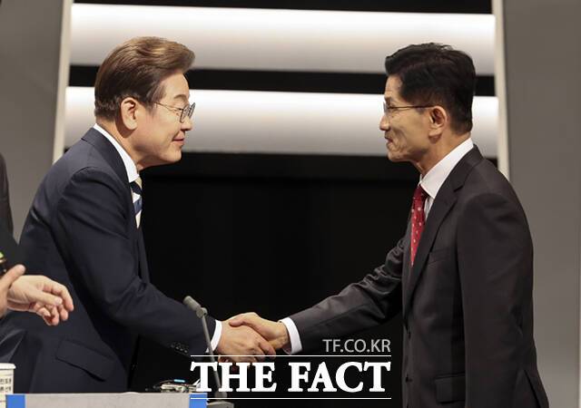 진보와 보수 정당이 정책 대결보다는 대중영합주의에 매달리고 있다. 사진은 이재명(왼쪽) 더불어민주당 대선 후보와 김문수 국민의힘 대선 후보가 지난달 23일 서울 영등포구 여의도 KBS 스튜디오에서 열린 중앙선거방송토론위원회 주관 제21대 대통령선거 후보자 토론회에 참석해 인사하는 모습. /국회사진기자단