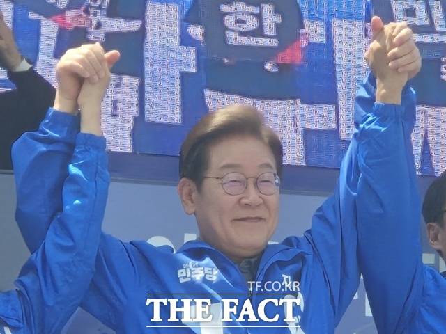 이재명 더불어민주당 대선 후보는 1일 국민의힘의 '텃밭'인 대구를 찾아 "지역이니 색깔이니 이념이니 가치니 그런 것보다 먹고사는 게 더 중요하다"라며 지지층 확장에 나섰다. /송호영 기자