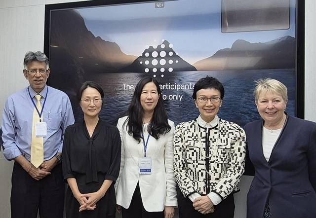 27일 홍콩에서 (왼쪽부터) 아마르 길 ACGA 사무총장, 박유경 APG자산운용 EM주식부문장, 윤재원 신한지주 이사회 의장, 카 시 리우 홍콩신탁이사회협회장, 프루 베넷 브런즈윅그룹 파트너가 기념촬영을 하고 있다. /신한금융지주