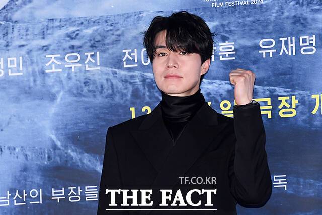 배우 이동욱이 팬들에게 "찍을 사람이 없다는 너희들아 늘 얘기하지만 투표는 최악을 막는 것"이라고 목소리를 높였다. /서예원 기자