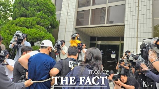 원 씨는 2일 오전 10시5분쯤 흰색 모자와 마스크를 쓰고 포승줄에 묶인 채 법원에 출석했다. 취재진 앞에 선 그는 '피해 시민에게 할 말 없느냐'는 질문에 말 없이 법원 안으로 들어섰다.