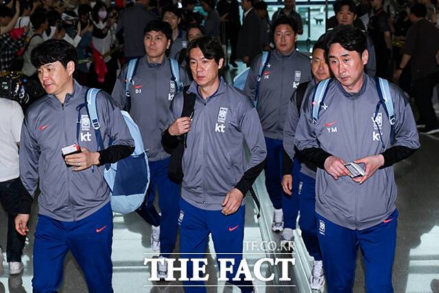 출국하는 홍명보 축구 대표팀 감독(가운데).
