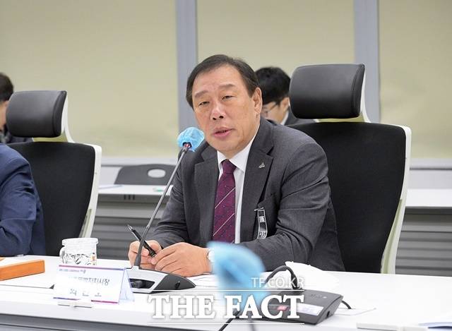 최민호 세종시장이 2일 시청 집현실에서 간부회의를 통해 세종만의 특색있는 행사롸 다각적인 홍보가 필요하다고 강조하고 있다. /세종시