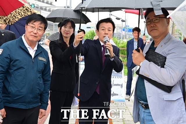 조규일(가운데) 진주시장이 2일 '호탄동 방아교차로와 화물차 공영차고지 주변 교차로 개선사업' 예정지를 찾아 현장을 점검하고 있다. /진주시