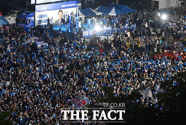 이재명 더불어민주당 대선 후보가 대선을 하루 앞둔 2일 많은 지지자들이 운집한 서울 영등포구 여의도공원에서 피날레 유세를 하고 있다. 민주당 측은 여의도 집중 유세에 총 4만 명의 시민들이 참석했다고 밝혔다. /배정한 기자