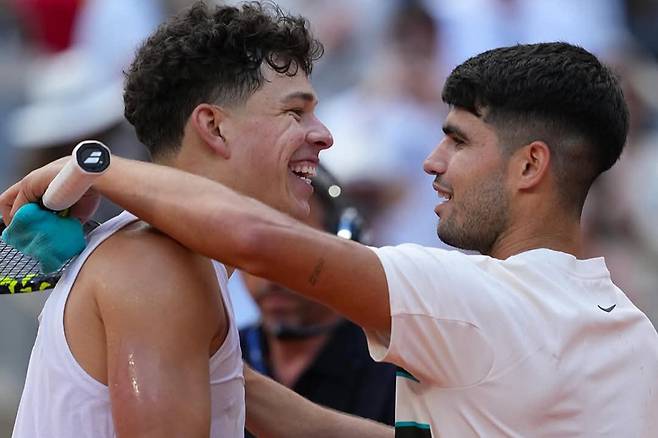 카를로스 알카라스(오른쪽)와 벤 셸튼이 1일 2025 롤랑가로스 남자단식 4라운드 뒤 서로 껴안고 격려하고 있다. 사진/롤랑가로스