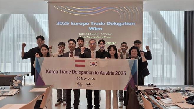 진주시 무역사절단 미국 관세 위기 돌파구 유럽 방문 단체 사진.