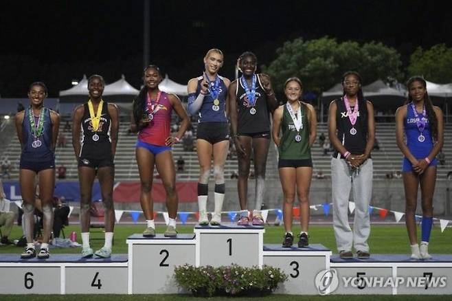 시상대 1위 자리에 공동으로 선 트랜스젠더 AB 에르난데스. AP연합뉴스