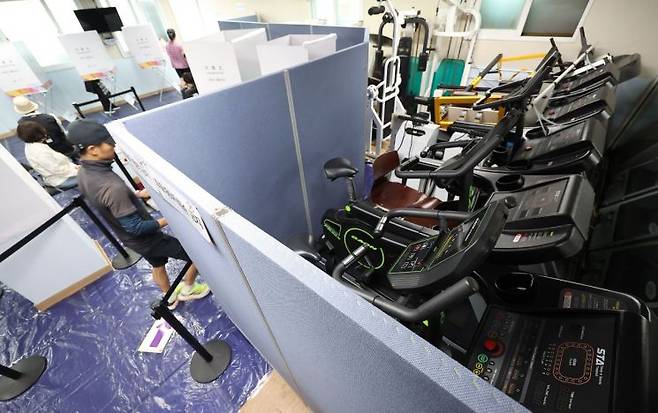 제21대 대통령선거 사전투표 첫날인 29일 서울 송파구 송파2동주민센터 체력단련실에 사전투표소가 설치돼 있다. 연합뉴스