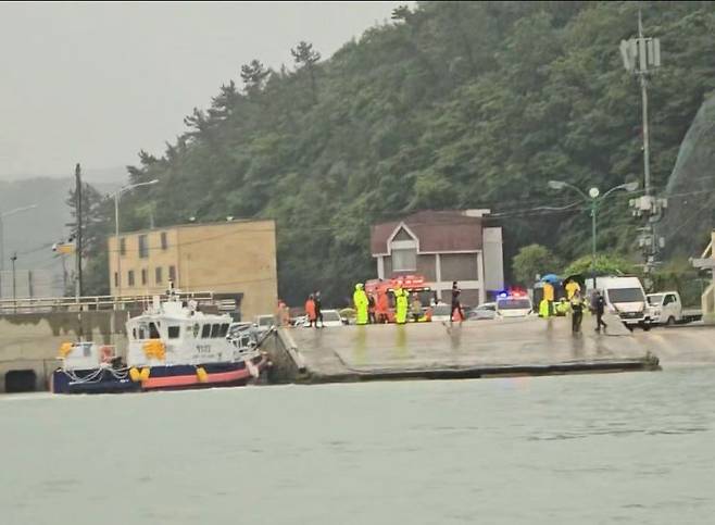 목포해경이 진도항으로 추락 한 것으로 추정되는 차량을 수색중이다. 목포해경 제공