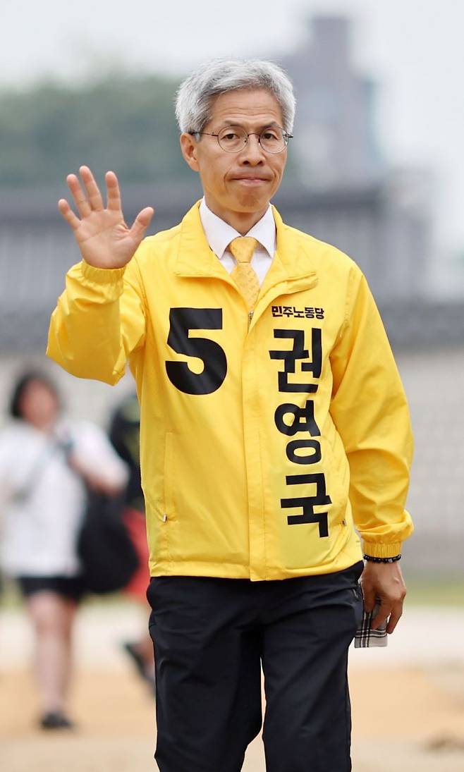 권영국 민주노동당  대선 후보가 2일 서울 경복궁 인근에서 유세를 위해 이동하고 있다. 연합뉴스