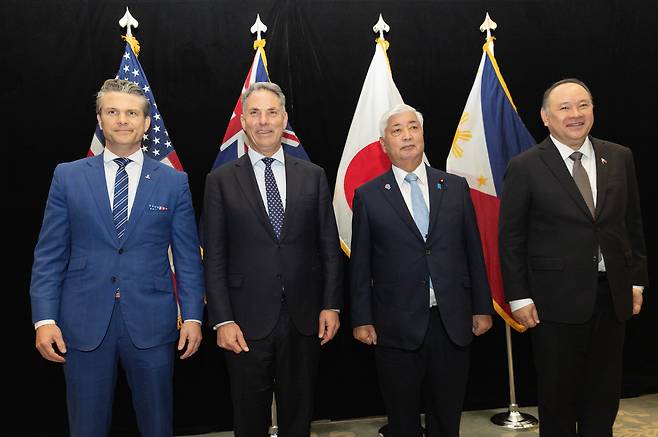 피트 헤그세스 미 국방장관(왼쪽부터), 리처드 말스 호주 부총리 겸 국방장관, 나가타니 겐 일본 방위상, 길베르토 테오도로 필리핀 국방장관이 지난달 31일 싱가포르에서 4국 장관회의를 하기 전 기념촬영을 하고 있다. 제22차 아시아안보회의(샹그릴라 대화) 계기로 열린 이번 회의에서 4국은 동중국해와 남중국해의 불안정을 야기하는 중국의 행동과 무력이나 강압을 통해 현상을 변경하려는 일체의 일방적 시도에 대해 심각한 우려를 표명했다. /EPA 연합뉴스