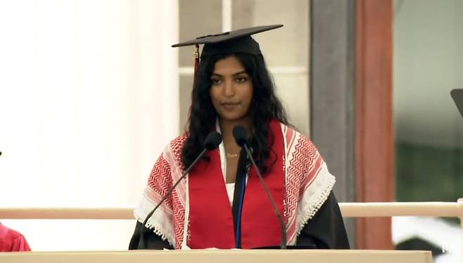 MIT 졸업생 메가 베무리는 지난달 29일 열린 졸업식 행사에서 반(反)이스라엘 주의를 담은 연설을 한 뒤 학교에서 징계를 받았다./MIT 유튜브