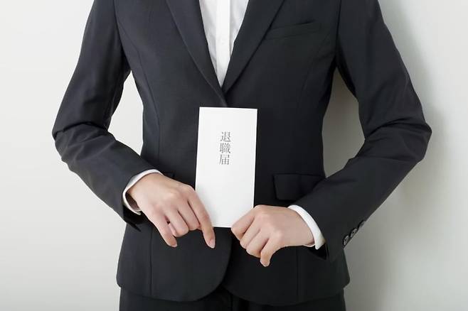 일본에서 최근 인수인계를 거부하거나 소셜미디어에 내부 정보를 폭로하는 등 회사에 피해를 입힌 뒤 퇴사하는 이른바 '리벤지(복수) 퇴사'가 확산하고 있다. 사진은 한 직장인이 퇴직서 봉투를 들고 있는 모습./reach-plus.biz