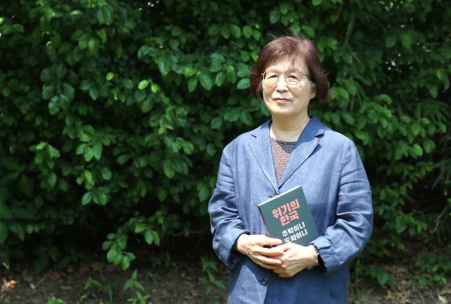 남편과 걷던 동네 공원에 홀로 남은 조무하는 "모든 사람이 행복한 세상을 만들기 위해 몸을 던진 아름다운 혁명가"로 장기표가 기억되길 바란다고 했다. 손에 든 책은 장기표의 유작 '위기의 한국, 추락이냐 도약이냐'. 윤석열 대통령의 탄핵을 경고해 화제가 됐다. /남강호 기자