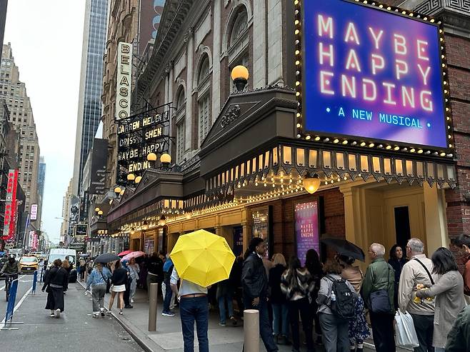지난달 28일, 뮤지컬 '어쩌면 해피엔딩' 공연이 열린 뉴욕 브로드웨이 벨라스코 극장 밖. 비 오는 날이었는데도 입장하려는 사람들이 길게 줄을 형성하고 있었다./윤주헌 특파원