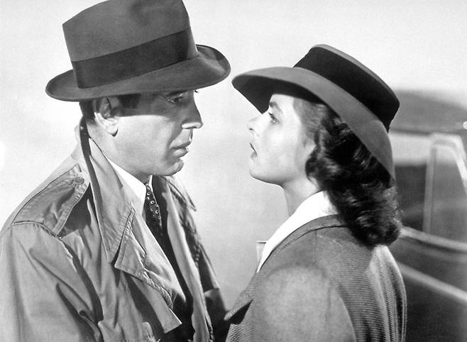 험프리 보가트, 잉그리드 버그먼 주연의 로맨틱 영화 '카사블랑카'의 한 장면. 마이클 커티즈 감독이 연출했다. /코르비스