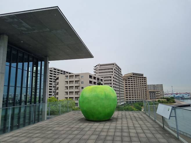 일본 고베의 안도 갤러리 앞바다를 바라보고 있는 ‘그린 애플’. /손관승 제공