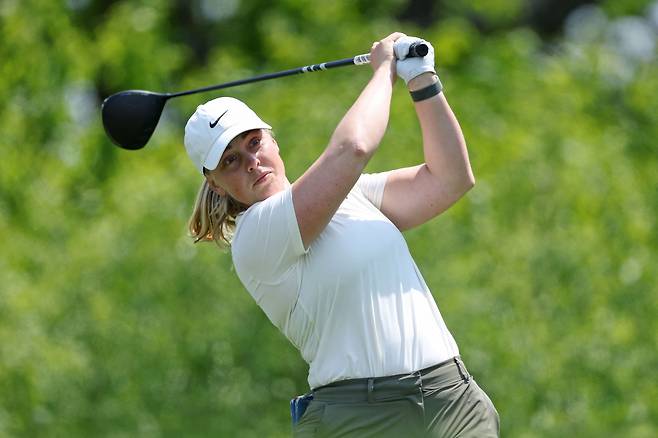 마야 스타르크가 2일 미국 위스콘신주 에린 힐스에서 열린 US여자오픈 4라운드에서 4번홀 티샷을 하고 있다./AFP 연합뉴스