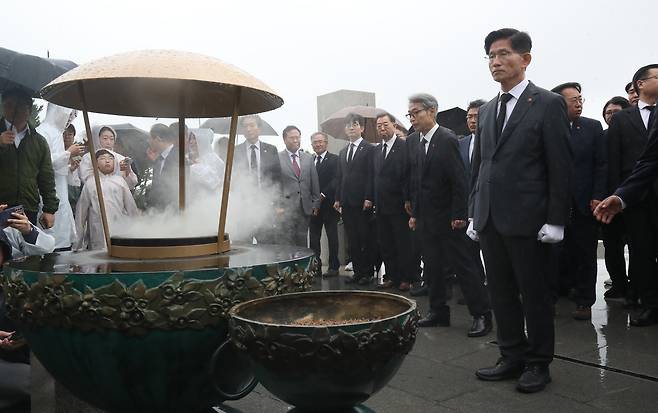 김문수 국민의힘 대선 후보가 2일 오전 제주시 봉개동 제주4·3평화공원을 방문해 참배하고 있다./뉴시스