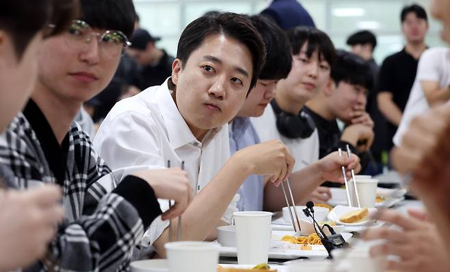 이준석 개혁신당 대선 후보가 2일 오전 경기 시흥시 한국공학대학교 기술혁신파크(TIP) 학생식당에서 점심식사를 하며 학생들과 대화를 하고 있다. /뉴시스