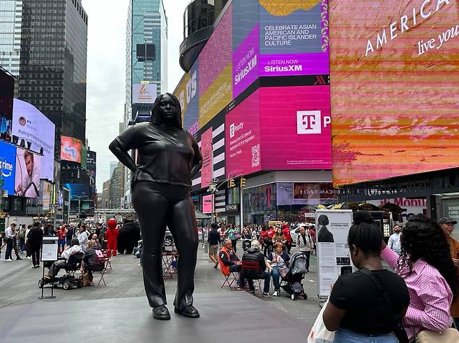미국 뉴욕의 대표적 관광지인 타임스 스퀘어에 지난 4월 말 세워진 흑인 여성 동상. /윤주헌 특파원