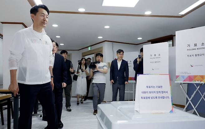 오세훈 서울시장이 2일 서울 중구 구립 필동 경로당에 마련된 제21대 대통령선거 투표소를 방문해 이동약자 투표 편의시설 점검을 하고 있다. /뉴스1