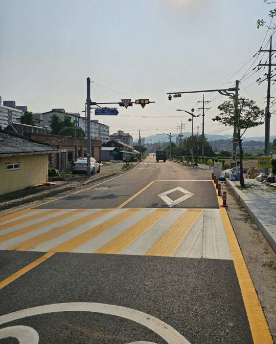 음성군은 주요 도시계획도로의 노후화에 따른 보행자 안전사고를 예방하고 쾌적한 도로 환경을 조성하기 위해 군비 6억 원을 투입해 '도시계획도로 노후화 개선사업'을 추진하고 있다. 도시계획도로 노후화 모습     사진=음성군 제공