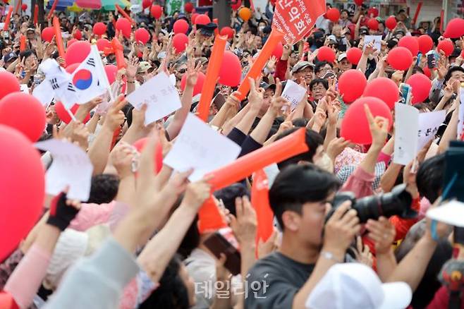 김문수 국민의힘 대선 후보가 1일 오후 서울 은평구 연신내역 앞에서 열린 유세에서 지지를 호소하자 시민들이 김 후보를 연호하고 있다. ⓒ데일리안 방규현 기자