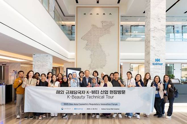 지난달 30일 한국콜마 종합기술원을 방문한 아시아 주요국 규제 당국자들과 최현규 한국콜마 대표이사 등 관계자들이 기념사진을 촬영하고 있다.ⓒ한국콜마