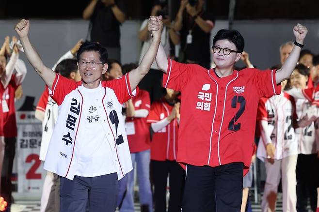 김문수 국민의힘 대선 후보가 2일 서울 중구 서울시청 광장에서 열린 파이널유세에서 한동훈 국민의힘 전 대표와 손을 맞잡고 있다. ⓒ뉴시스