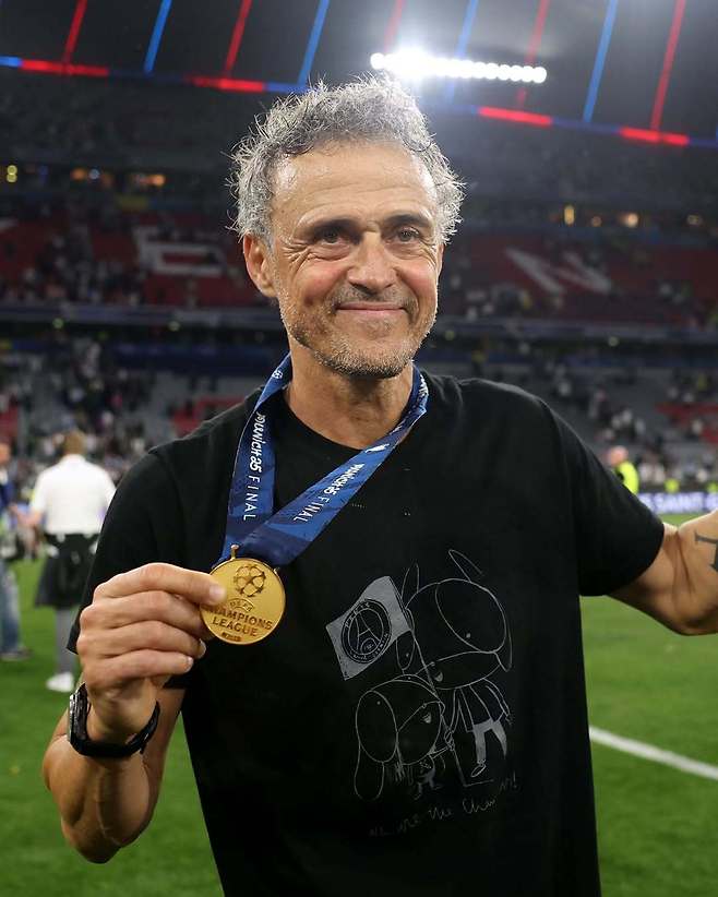 루이스 엔리케 파리 생제르맹(PSG) 감독이 우승 메달을 목에 걸고 미소 짓고 있다. 그가 입은 티셔츠엔 자신과 6년 전 세상을 떠난 딸을 표현한 만화 캐릭터가 그려져 있다. 사진 출처 UEFA 챔피언스리그 인스타그램