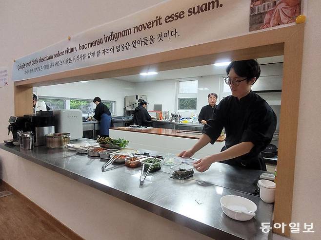 함께 식사 준비 중인 수사들. 연천=이진구 기자 sys1201@donga.com