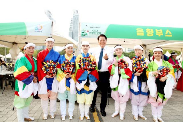 최대호 안양시장이 5월 31일 평촌중앙공원 안양단오제에서 시민들과 함께 전통문화를 체험했다./사진제공=안양시