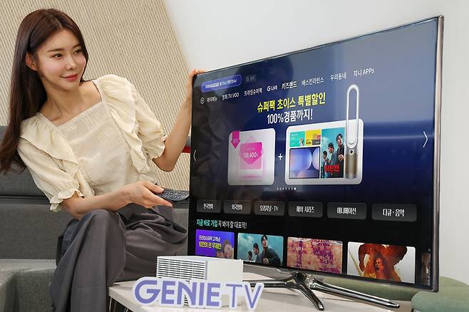 KT는 IPTV 서비스 지니 TV 요금제 '지니 TV 슈퍼팩 초이스' 할인 프로모션을 진행한다고 2일 밝혔다. 모델이 지니 TV 슈퍼팩 초이스 할인 프로모션을 소개하는 모습이다.