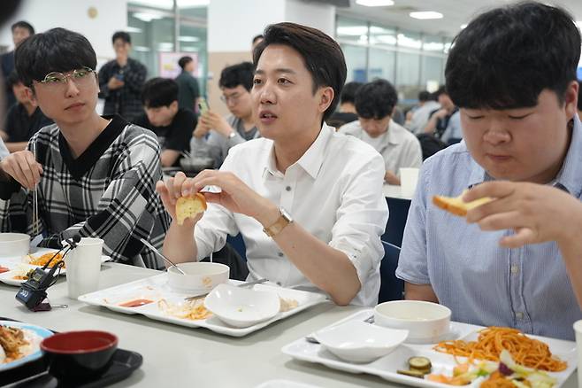 이준석 개혁신당 대선 후보가 6·3 대통령 선거를 하루 앞둔 마지막 공식 선거운동일인 2일 한국공학대학교에서 '학식먹자 이준석!' 행사를 진행했다.(사진=개혁신당 선대본)