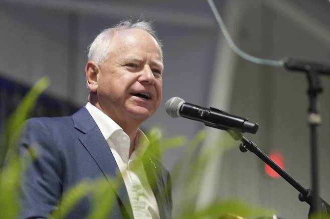 팀 월즈 미국 미네소타 주지사가 지난 5월 31일(현지시간) 사우스캐롤라이나주 컬럼비아에서 열린 사우스캐롤라이나 민주당 전당대회에서 대의원들에게 연설하고 있다. AP 뉴시스