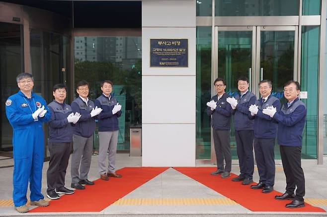 KAI의 차재병 고정익사업부문장(현판 기준으로 좌측), 김승구 노조위원장(현판 기준으로 우측)이 포즈를 취하고 있다. KAI 제공