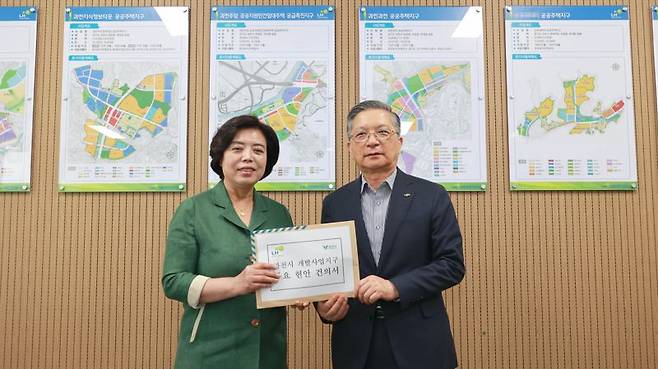 신계용 과천시장(왼쪽)이 LH 이한준 사장을 만나 과천시 개발사업지구 주요 현안을 건의했다. 과천시 제공