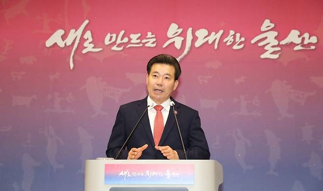 임현철 울산시 대변인이 2일 시청 프레스센터에서 브리핑을 통해 울산 아이문화패스와 75세 이상 시내버스 무료화에 대해 설명하고 있다. 울산시 제공