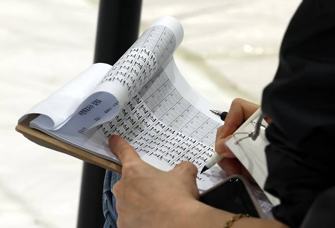 제21대 대통령선거 사전투표 마지막 날인 지난달 30일 인천시 미추홀구 용현초등학교에 마련된 사전투표소에서 투표참관인이 사전투표자수 점검표를 집계하고 있다. /사진=뉴시스