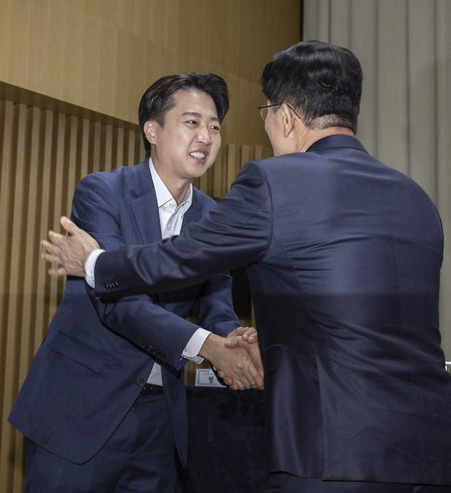 김문수 국민의힘 대선후보와 이준석 개혁신당 후보가 3일 대선 본투표일 직전까지 단일화 물밑 협상을 가질지 여부가 관심사가 되고 있다. 두 후보가 지난달 19일 서울 중구 서울시청에서 악수하고 있다. 연합뉴스