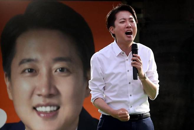 이준석 개혁신당 대선 후보가 2일 대구 수성구 수성못 상화동산에서 열린 집중유세에서 지지를 호소하고 있다. 뉴시스