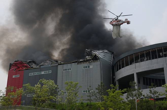 국토교통부는 '2025년 물류시설 화재안전 R&D 시제품 시범적용 사업'을 공모한다고 2일 밝혔다. 사진은 기사와 직접 관련이 없으며 지난달 13일 경기 이천시 물류창고 화재 모습.(ⓒ뉴스1, 무단 전재-재배포 금지)