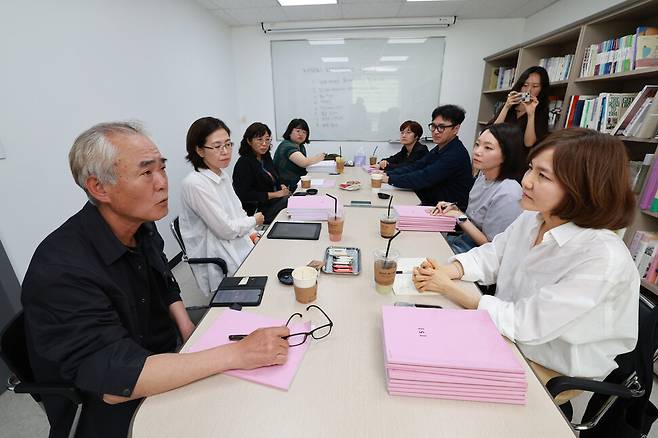 제30회 한겨레문학상 심사위원들이 지난 29일 오후 서울 마포 한겨레신문사에서 최종심사를 진행하고 있다. 2시간 논의 뒤 표결을 통해 김홍 작가의 ‘말뚝들’을 당선작으로 선정했다. 왼쪽 앞부터 시계방향으로 작가 한창훈, 평론가 서영인, 작가 정지아·박서련·심윤경·이기호·강화길·편혜영. 정용일 선임기자 yongil@hani.co.kr