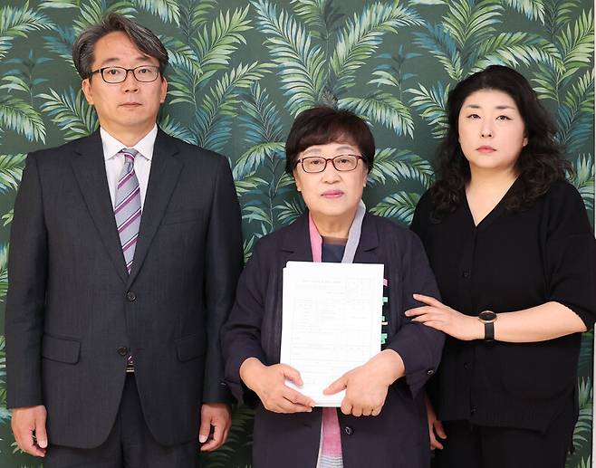 지난해 5월 한겨레와 인터뷰할 때 고 윤 일병 유가족이 정보공개청구를 통해 받아낸 재판 기록과 조사 관련 문서를 들고 있다. 왼쪽부터 매형 김진모씨, 어머니 안미자씨, 큰누나 윤선영씨. 백소아 기자 thanks@hani.co.kr