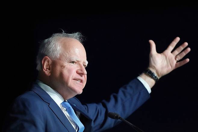 팀 월즈 미네소타 주지사가 지난달 31일 미국 캘리포니아주 애너하임에서 열린 민주당 연례 당원 행사에서 연설하고 있다. 사진 AP 연합뉴스