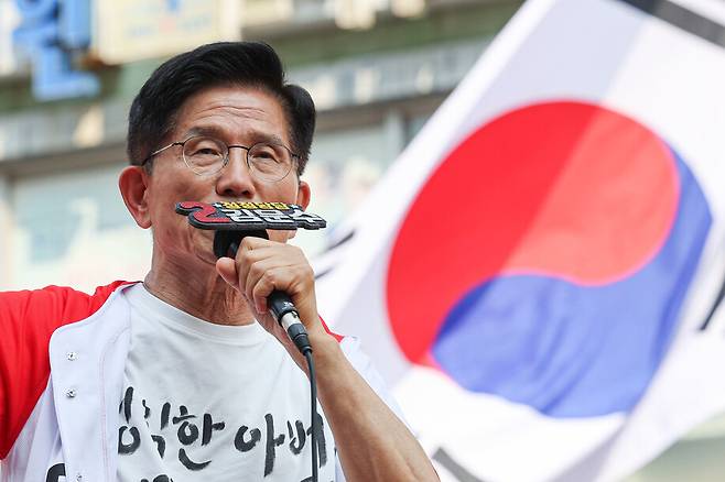 김문수 국민의힘 대통령 후보가 1일 경기도 의정부시 태조이성계상 앞에서 열린 유세에서 지지를 호소하고 있다. 공동취재사진